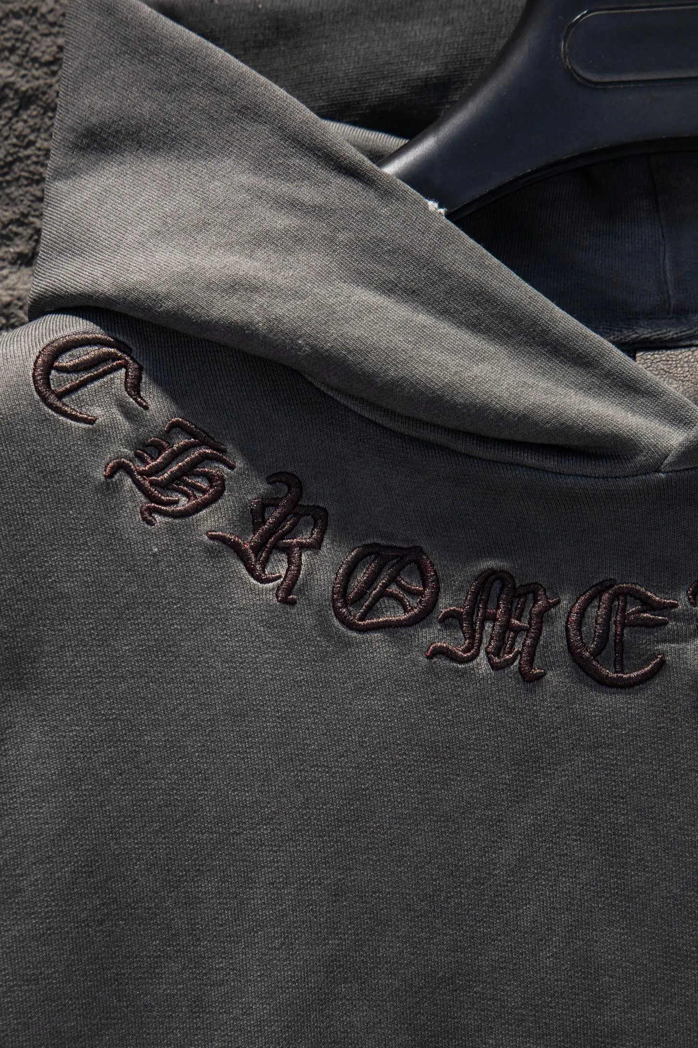 P340 🆕Chrome Hearts Home 420g weight, different from the market, unexplainable texture, os style is really charming, Chrome Hearts is really unique, each season’s new product styles are the best, very wearable, can be worn casually, nice✔️ - ⚠️100% cotton, made of custom-dyed terry cotton sweatshirt surface, 420g double-ply yarn, comfortable to the touch Made from imported knitting needle carded cotton, the thickness is moderate, drapey and contoured, making the upper body comfortable! ! It is very tolerant to fat body types and can instantly lose five pounds after wearing it!  Front panel #Back panel hardware elements# The English letters are arranged artistically. Imported Tajima high-density heavy-duty embroidery technology. The font is three-dimensional and full. The body of the garment is treated with reverse-bottom fried colors, old and worn elements, which greatly increases the interest of the clothing; unique visual effects.  Hem Loose closing Double-layer fabric Good closing effect Exquisite hemming Color: Anti-bottom fried gray Size: S-M-L-XL